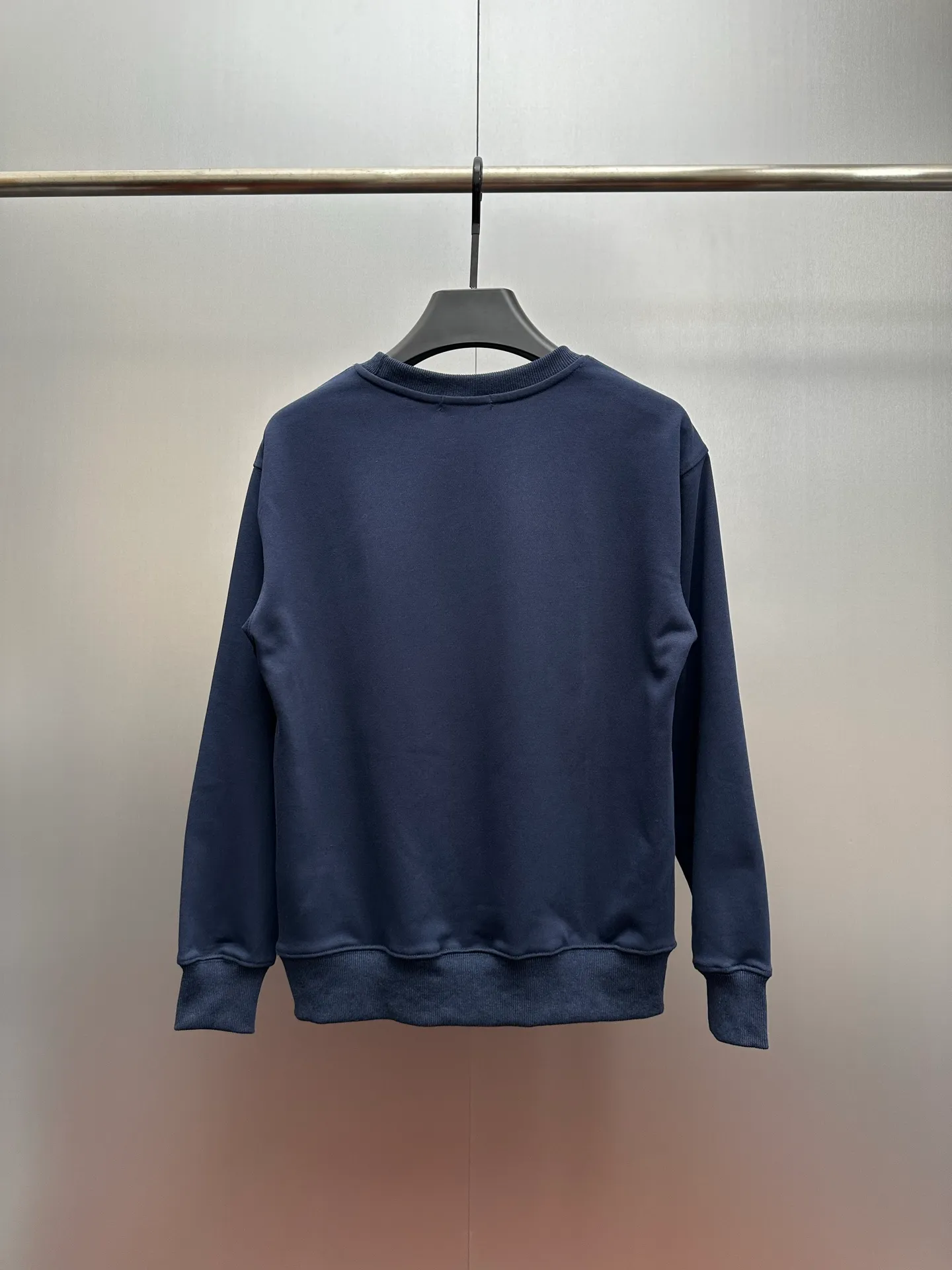 P240 Ralph Lauren/Ralph Lauren classic pony logo jersey long-sleeved sweatshirt. Loose and lazy casual style design. The solid color base is simple and versatile, making it easy to control various styles. ‌The coat fabric is made of 60% cotton➕40% polyester, which not only retains the softness, comfort and breathability of cotton, but also adds the wear resistance and wrinkle resistance of polyester fiber, making the clothes more durable and easy to care for. Even in slightly cooler weather, you won't feel stuffy when wearing it. This kind of fabric has a natural crisp feel and is not easy to pill or deform. The large logo embroidery on the chest is full of color, full of three-dimensionality and lifelike. Designed in the same style for men and women, it is suitable for couples or family wear. It is both practical and beautiful. It is an indispensable and practical item in the wardrobe! Ralph Lauren's age-reducing items add a bit of liveliness and interest to the entire sweatshirt. There is no pressure to dress, regardless of age or gender. Complete accessories!  Color: Navy Size: S-xL
